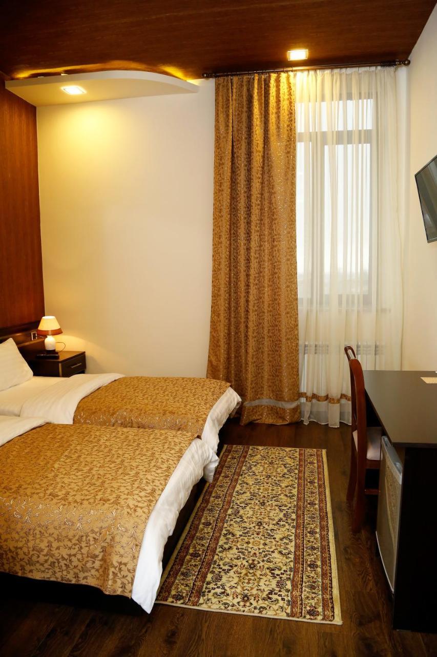Tomu'S Hotel Gyumri Ngoại thất bức ảnh